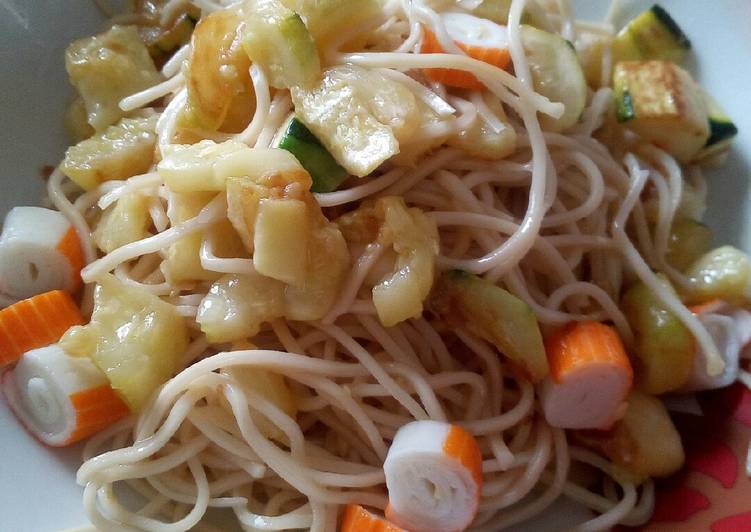 Step-by-Step Guide to Prepare Any-night-of-the-week Noodles con zucchine e surimi