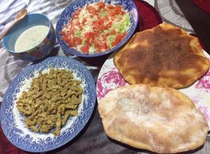 Una foto de Kebab de pollo con salsa de yogur 🥙