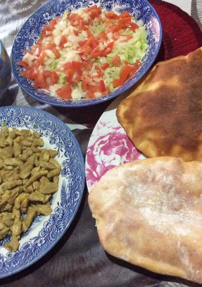 Una foto de Kebab de pollo con salsa de yogur 🥙