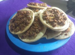Una foto de Fatay o empanadas árabes (abiertas)