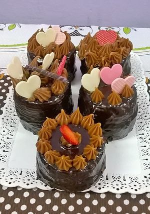 Una foto de Mini tortas trufa de chocolate hechas por mis alumnas!! 😍😘🎂💜