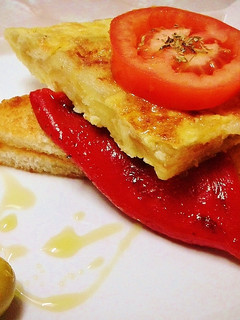 Una foto de Pincho de tortilla de patatas con ajos tiernos
