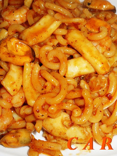 Una foto de Fideos a la cazuela con marisco y pollo