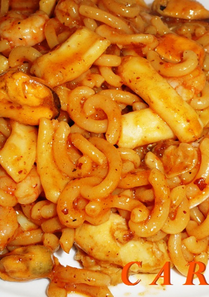 Una foto de Fideos a la cazuela con marisco y pollo