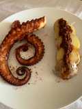 Pulpo a la plancha con papas arrugadas y mojo