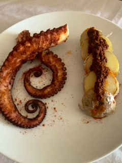 Una foto de Pulpo a la plancha con papas arrugadas y mojo