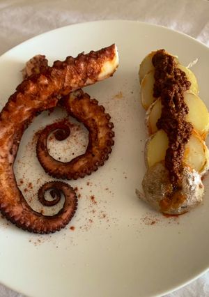 Una foto de Pulpo a la plancha con papas arrugadas y mojo