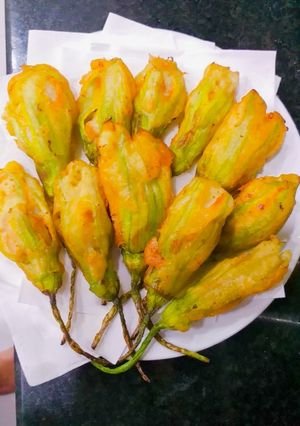 Hình của món Bông Bí Nhồi Giò Sống Chiên Giòn.