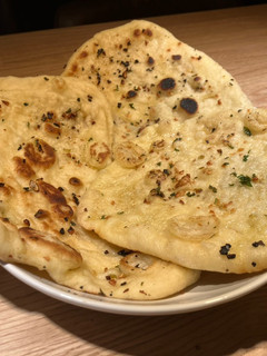 Una foto de Naan de ajo