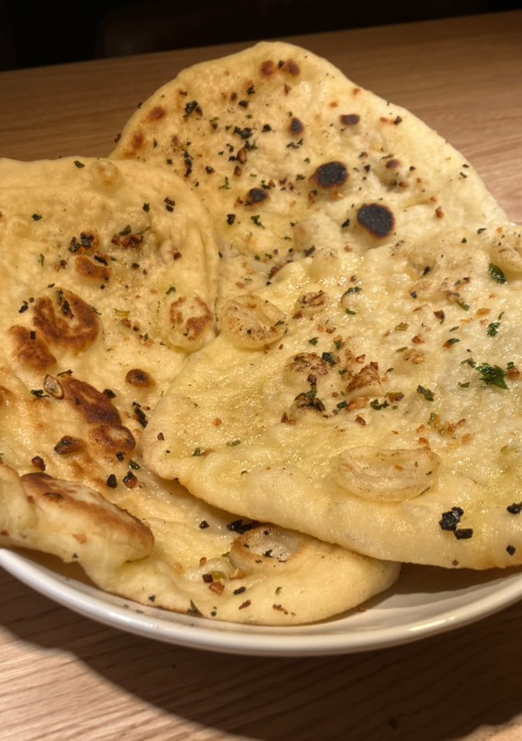 Una foto de Naan de ajo