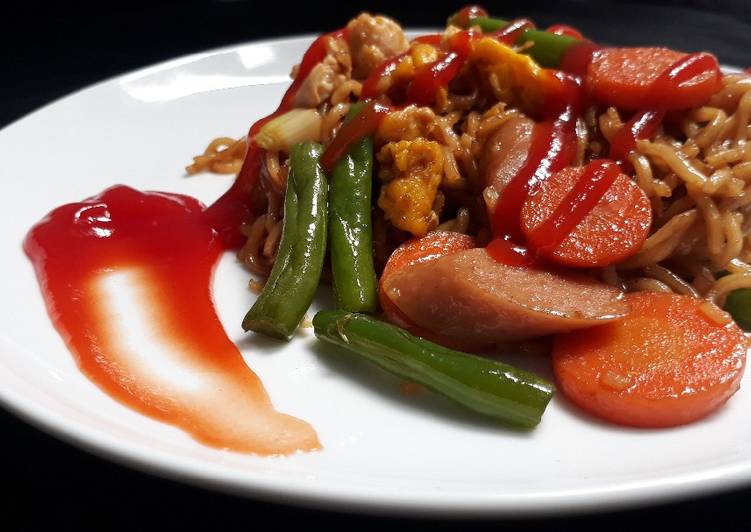 Bumbu Menyiapkan Mie instant tumis sosis buncis, Enak Banget