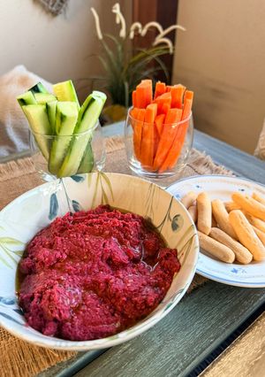 Una foto de Hummus de remolacha