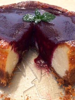 Una foto de Tarta de queso con frutos rojos