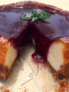 Una foto de Tarta de queso con frutos rojos