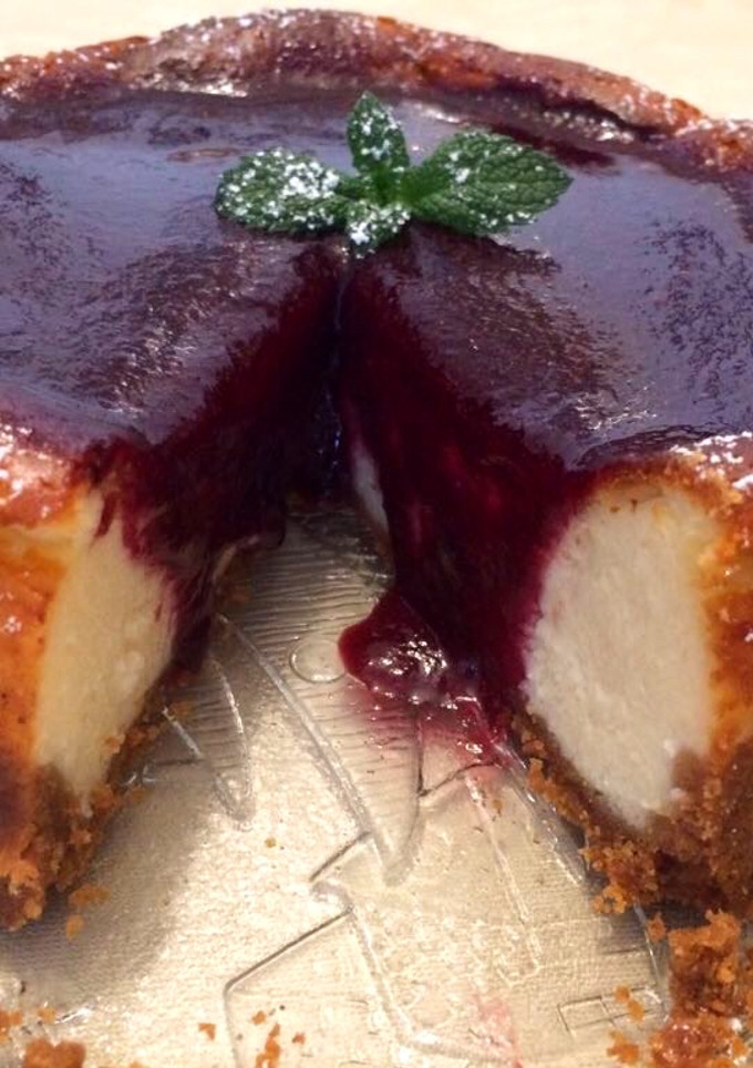 Una foto de Tarta de queso con frutos rojos