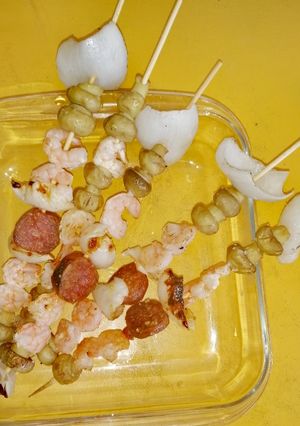 Una foto de Brochetas de camarón, champiñones y longaniza