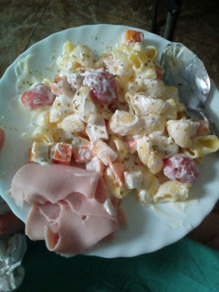 Una foto de Ensalada de pasta y pavo