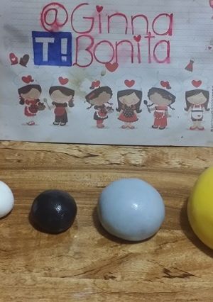 Una foto de Fondant o masa elástica con bombones (nubes)
