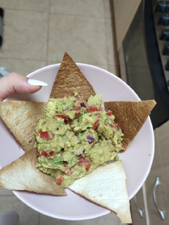 Una foto de "Nachos" con guacamole saludables