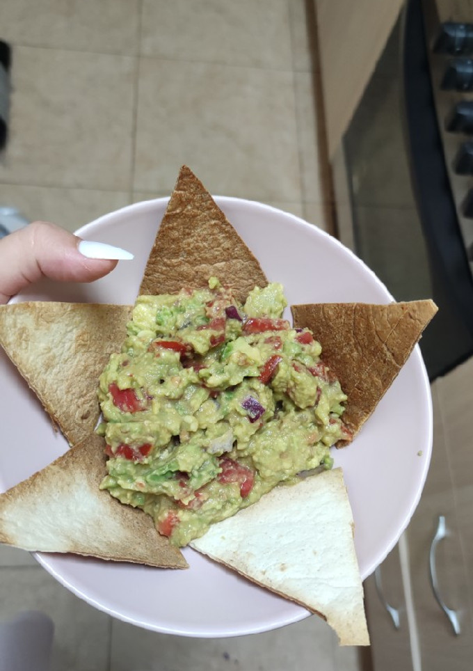 Una foto de "Nachos" con guacamole saludables