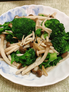 青花菜炒黑珍珠菇 的食譜成品照片