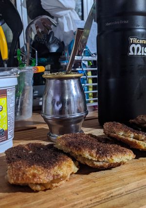 Una foto de Alfajores de coco para compartir con el mate