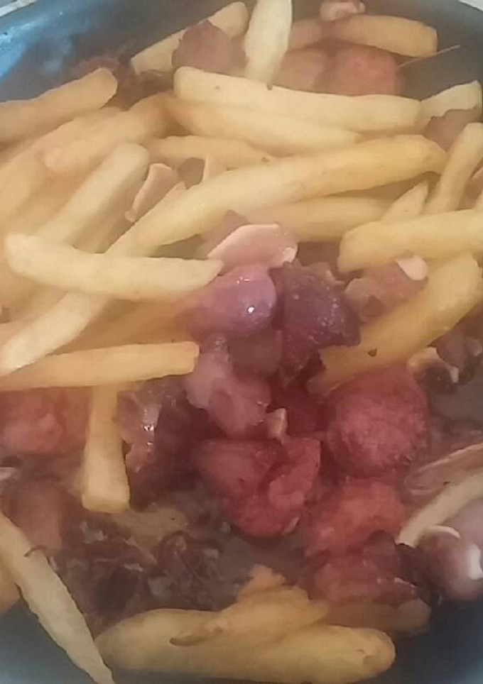 Una foto de Oreja con patatas y chorizos