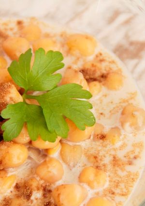 Una foto de Teskieh con aceite. Garbanzos sirios con salsa de aceite