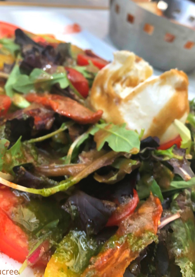 Une photo de Salade de tomates 3 couleurs à la Burrata