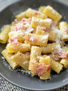 Una foto de Rigatoni carbonara