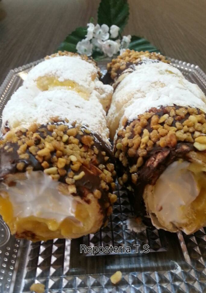 Una foto de Caña de hojaldre rellenos de crema de calabaza y merengue