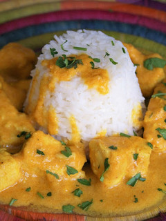 Una foto de Pollo al curry con arroz