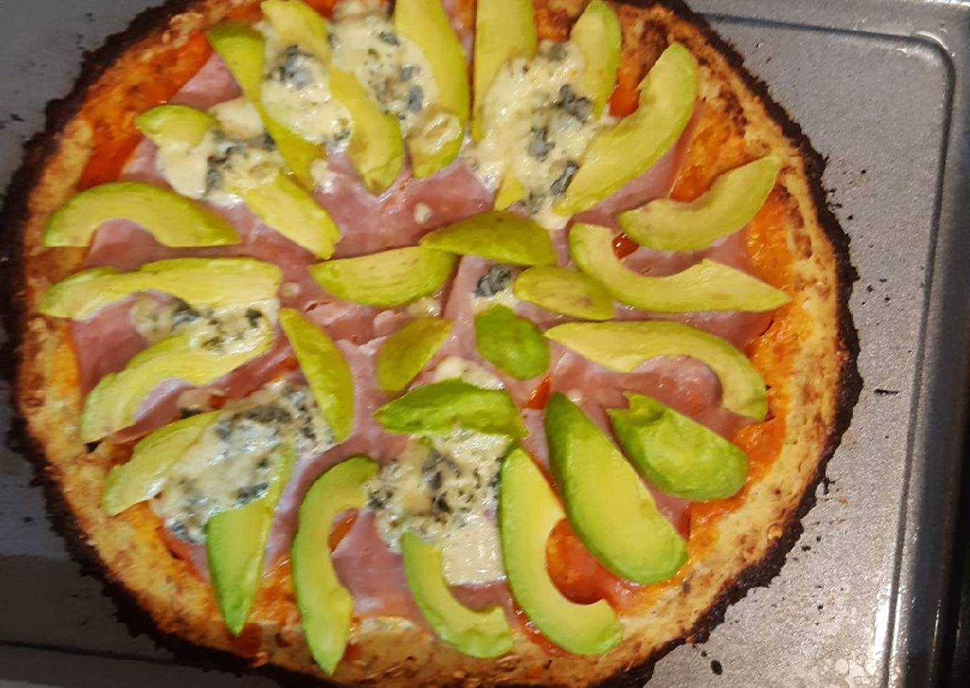 Pizza con base de coliflor y aguacate