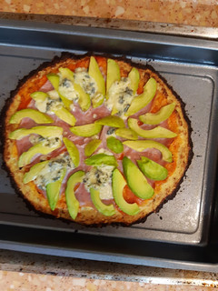 Una foto de Pizza con base de coliflor y aguacate