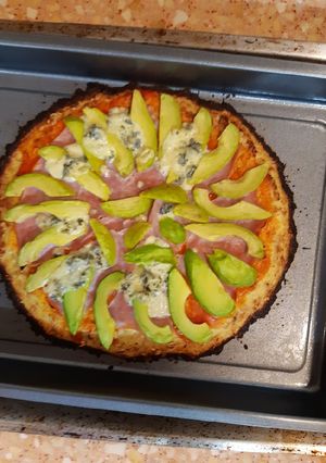 Una foto de Pizza con base de coliflor y aguacate