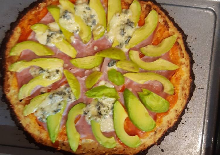 Pizza con base de coliflor y aguacate