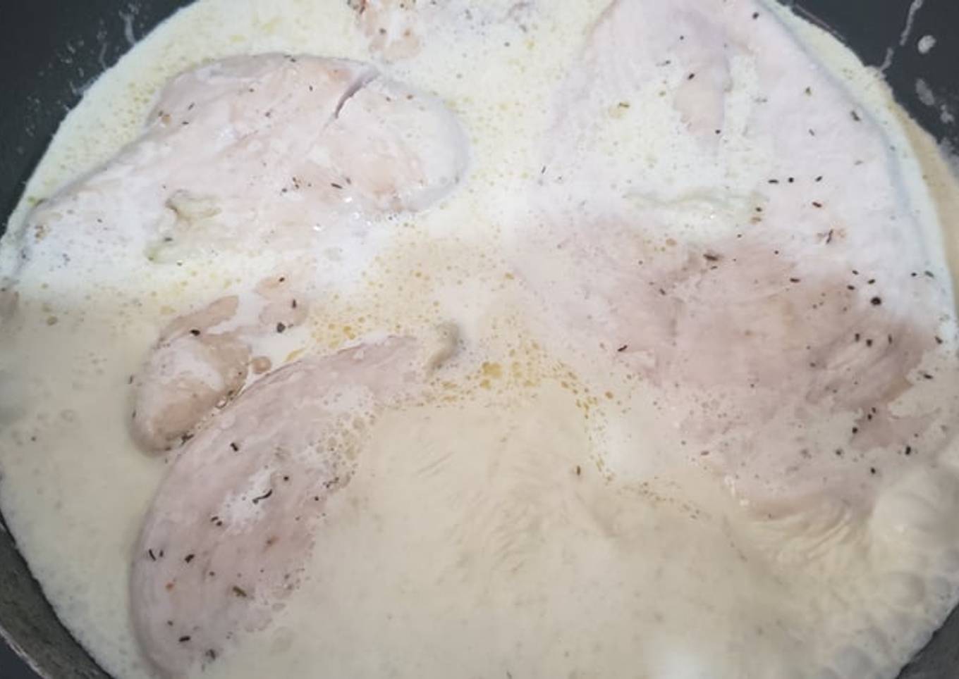 Finas Pechugas bañadas con crema de queso azul