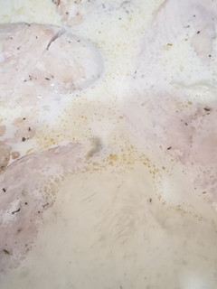 Una foto de Finas Pechugas bañadas con crema de queso azul