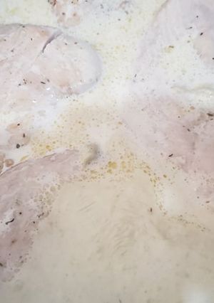 Una foto de Finas Pechugas bañadas con crema de queso azul