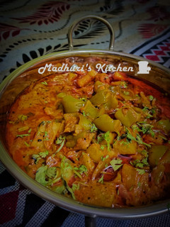 शिमला मिरची रस्सा भाजी (shimla mirchi rassa bhaji recipe in marathi) रेसिपी चे मुख्य फोटो