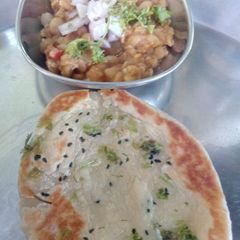 A picture of Chole kulche.