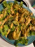 Salada morna com linguiça salteada