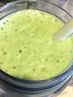 Una foto de Batido de espinacas-manzana-almendras (smoothie)