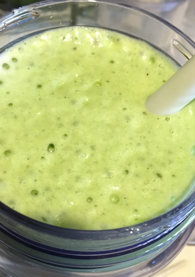 Una foto de Batido de espinacas-manzana-almendras (smoothie)