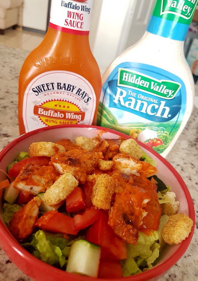 Una foto de Ensalada de pollo empanizado tipo Diana