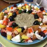 Ensalada de quinoa con tomate, pavo, piña, mango, cangrejo, huevo duro y uvas