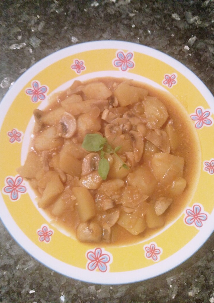 Una foto de Guiso de patatas con champiñones y anacardos