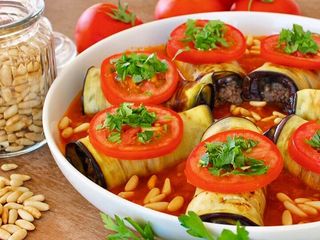 رولات الباذنجان المحشية باللحمة والجبنة