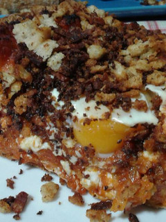 Una foto de Pan relleno de huevos a la flamenca