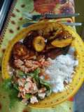 Plato con Arroz Blanco, Plátano Filipino, Carite Frito y Ensalada de Surimi